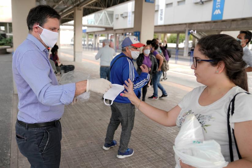 Entrega de tapabocas a usuarios del transporte público. 