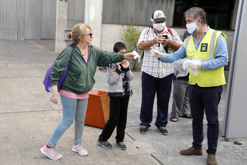 Entrega de tapabocas a usuarios del transporte público. 