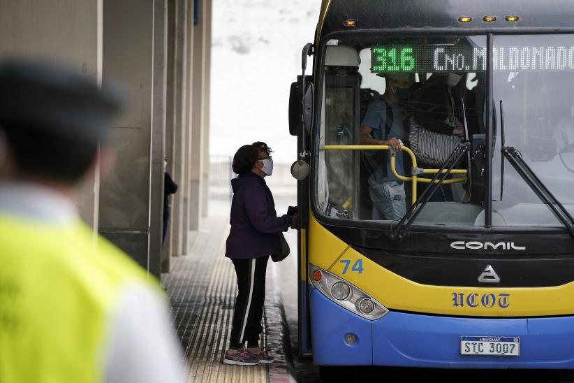 Entrega de tapabocas a usuarios del transporte público. 