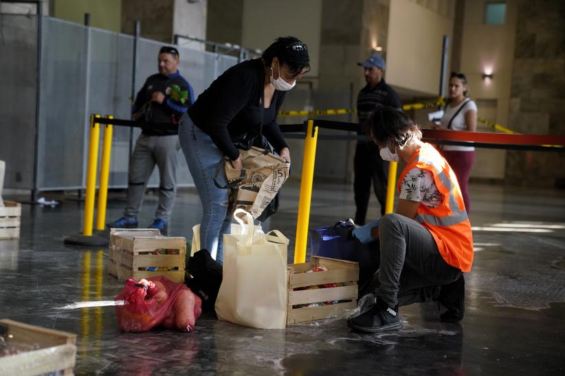 Entrega de canastas alimentarias en el atrio de la IM