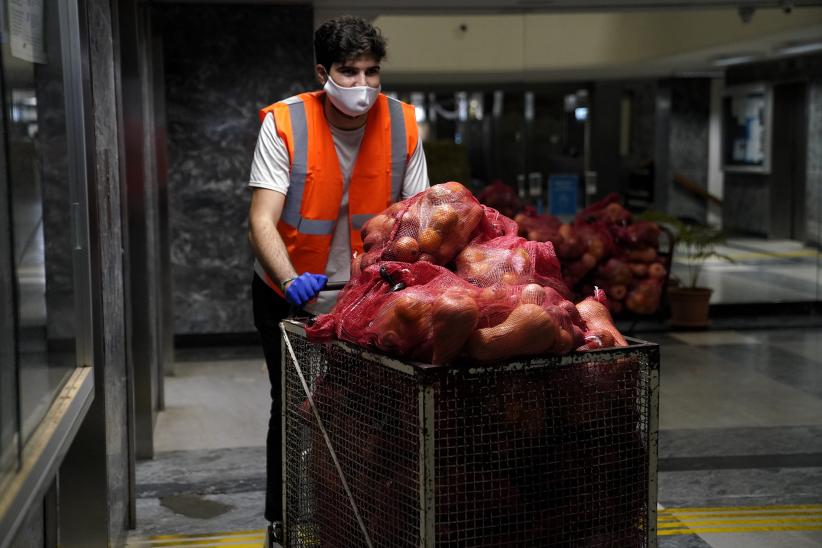 Entrega de canastas alimentarias en el atrio de la IM