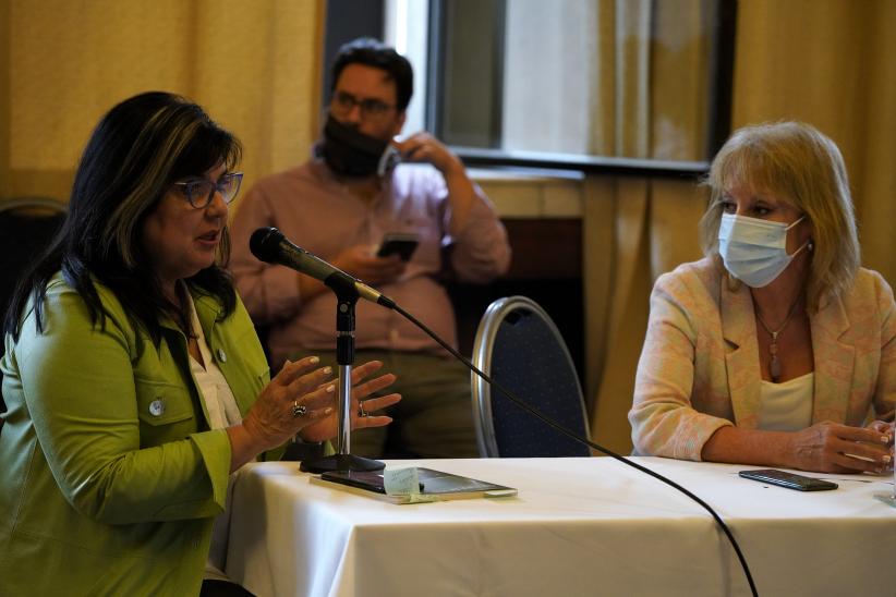 Entrega del libro Cultura en Red en el Congreso de Intendentes