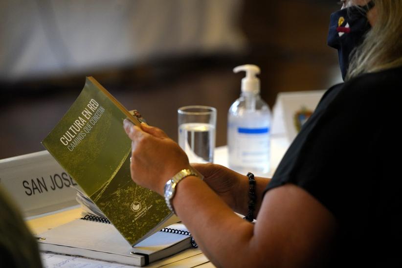 Entrega del libro Cultura en Red en el Congreso de Intendentes