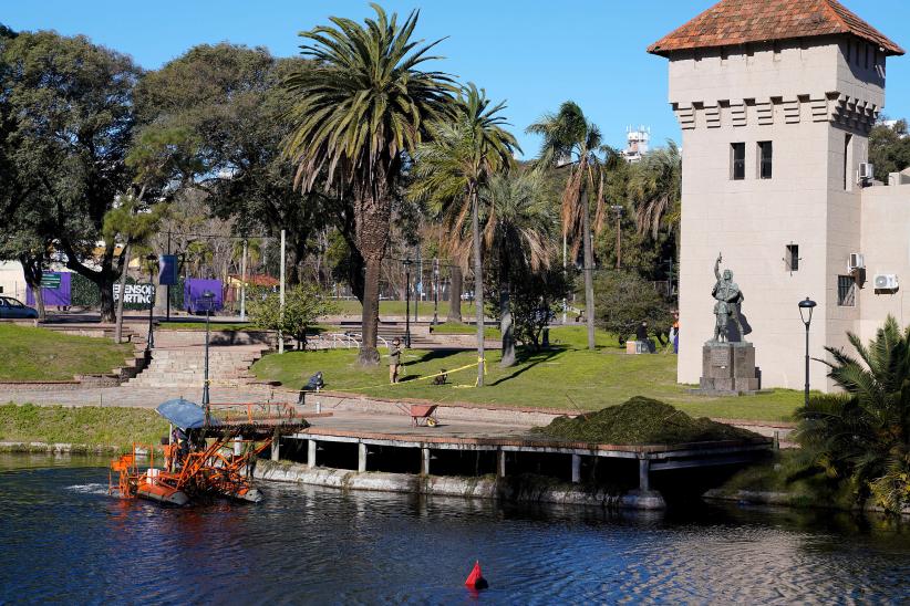 Limpieza del lago del Parque Rodó 