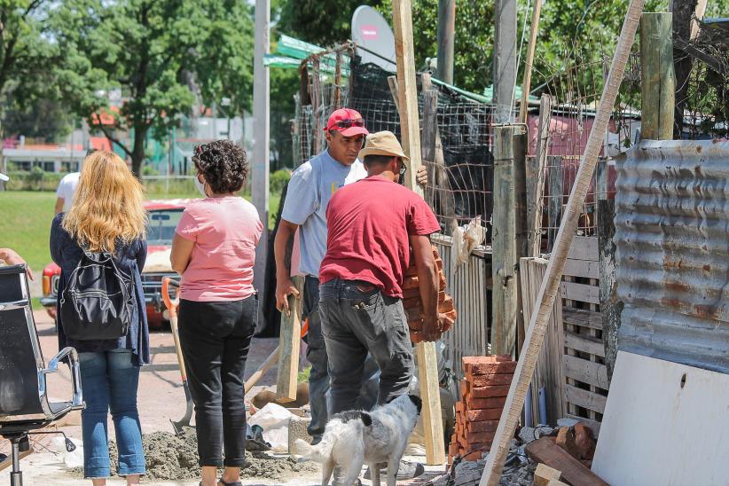 Trabajos de mejora habitacional en una vivienda del barrio Mauá con el apoyo de cuadrillas del SUNCA en el marco del Plan ABC Territorio