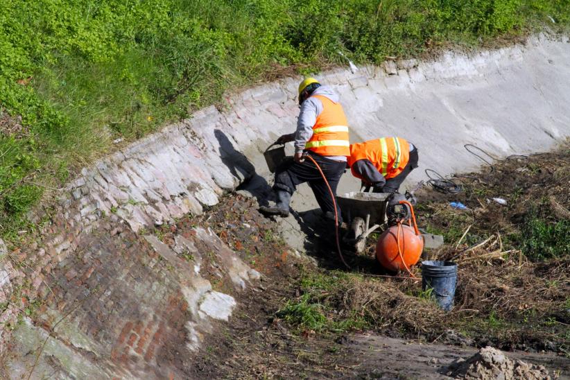 Cierre de exclusas en obras lago de Pque. Rodó