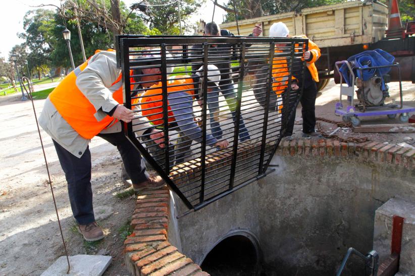 Cierre de exclusas en obras lago de Pque. Rodó