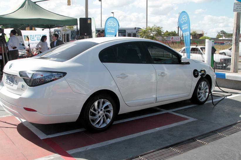 Inauguración de nuevos cargadores para autos eléctricos