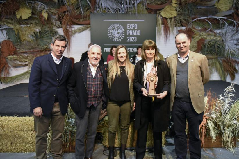 Olga Otegui recibe premio al stand de la intendencia de Montevideo en la Expo Prado 202