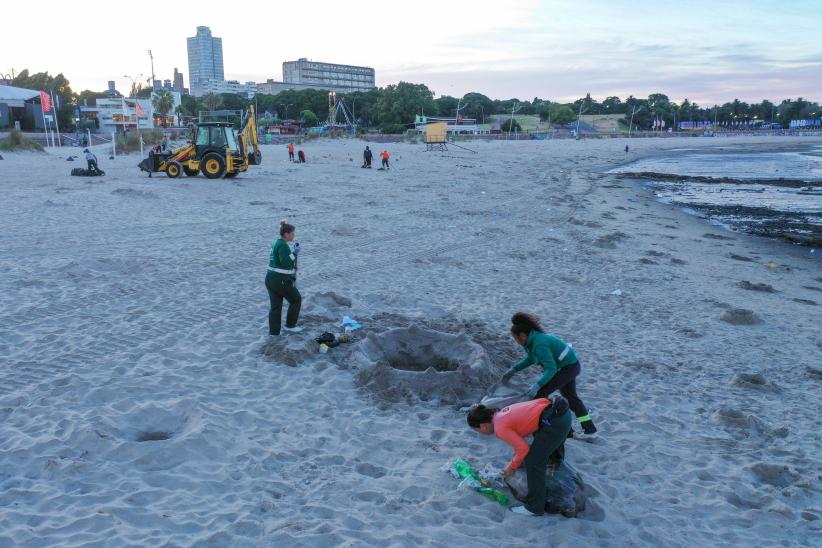 Limpieza de playas por celebración Iemanjá