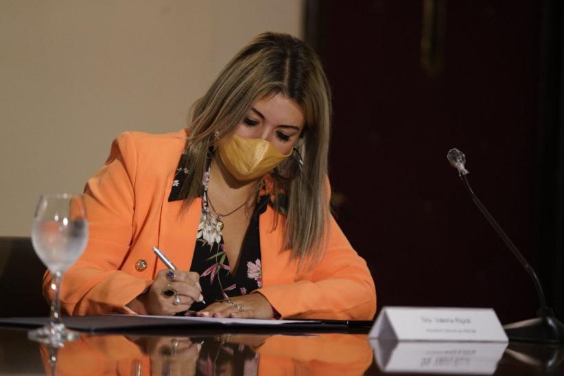 Firma de convenio colectivo con Adeom