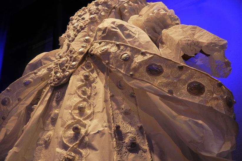 Exposición “Trajes de papel”