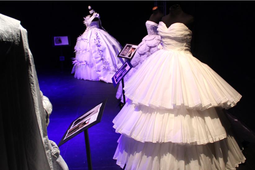 Vestuarios femeninos del Barroco confeccionados en papel sulfito por estudiantes del curso de "Diseño Teatral Integrado III" de la Carrera de Diseño Teatral de la EMAD