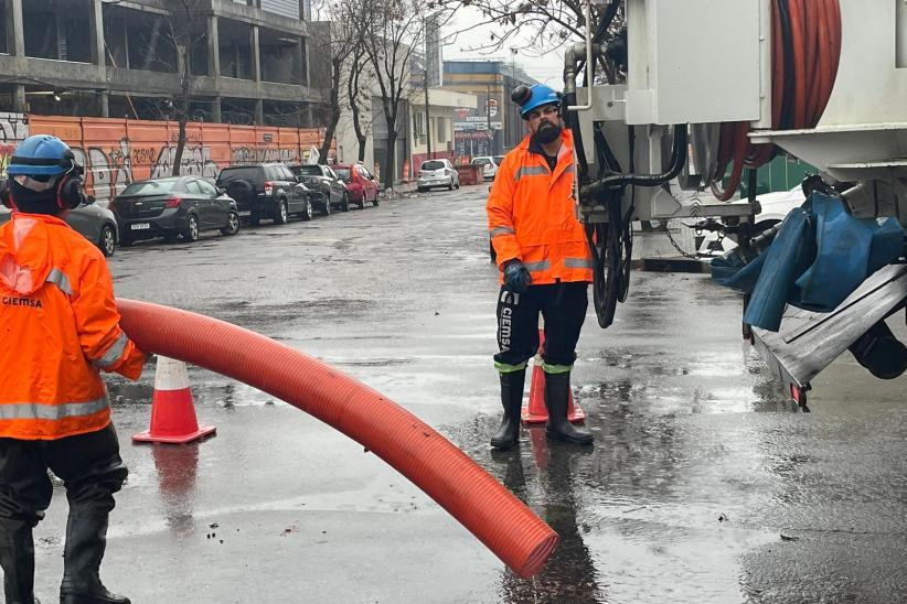 Trabajos de limpieza y saneamiento en la calle Av Gral Rondeau esquina Gral. Manuel Freire