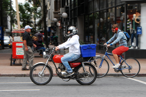 Circulación de motos en Avenida 18 de julio