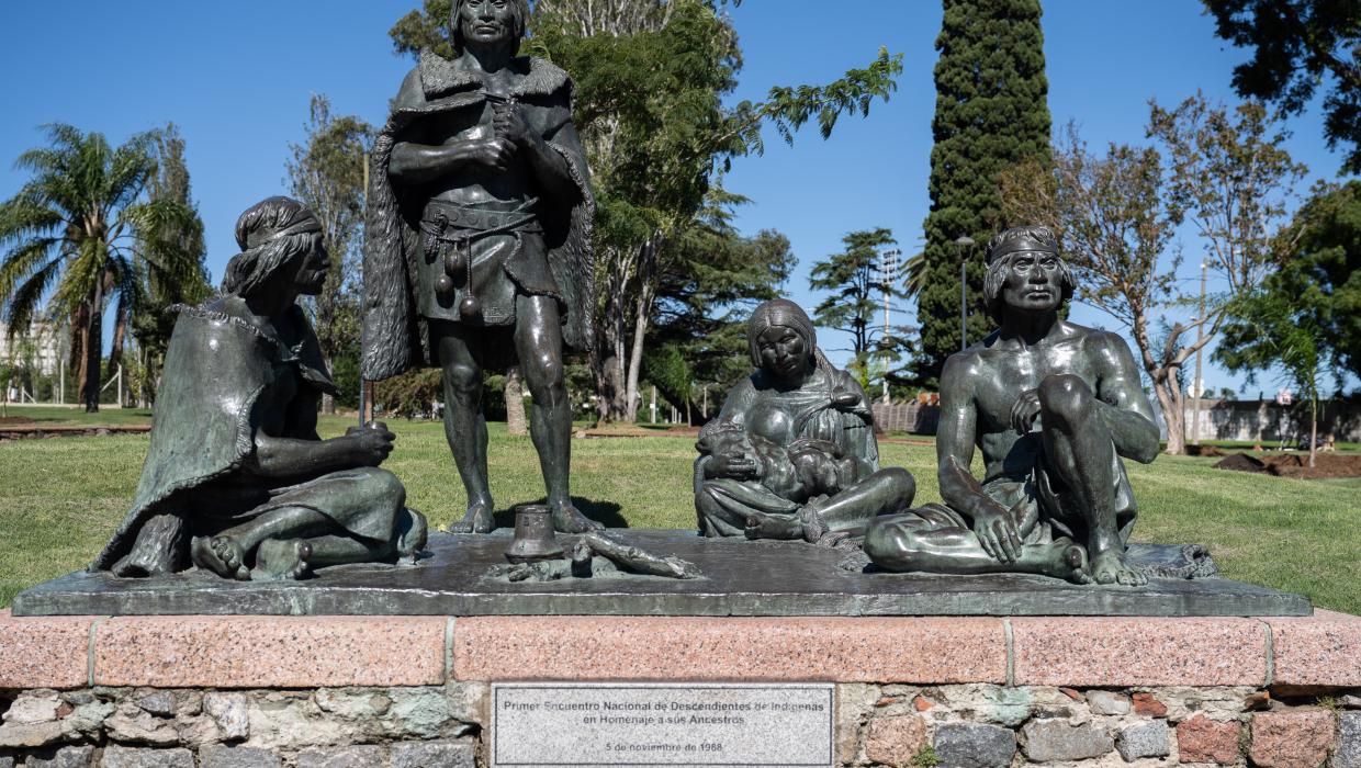 Plantación de árboles en conmemoración del Día de la Nación Monumento Los últimos Charrúas
