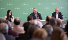 Intendente Mario Bergara, director de Movilidad Germán Benítez y la Secretaria general Viviana Repetto durante la la conferencia de prensa sobre acciones de movilidad