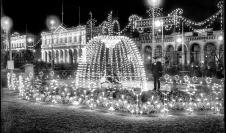 Plaza Independencia, decorada para los festejos del aniversario de la Declaratoria de la Independencia. 25 de agosto de 1918. (Foto: 1549FMHB.CDF.IMO.UY – Autor: Fotógrafos municipales/Centro de Fotografía – Intendencia de Montevideo).