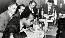 Frantz Fanon durante una conferencia de prensa en Túnez