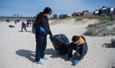 Jornada de plantación y limpieza de la playa Malvín con la participación del Colegio Santo Domingo