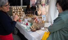 Feria de economía social y solidaria en la peatonal Sarandí,