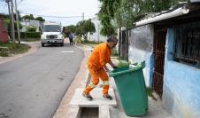 Servicio de recolección de residuos puerta a puerta en barrio Bajo Valencia