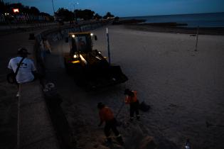 Operativo de limpieza en la playa Ramírez por celebración de I