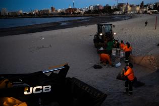 Operativo de limpieza en la playa Ramírez por celebración de I