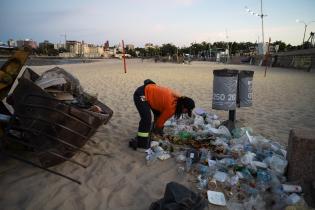 20250203dicimouyplr0014.jpg Operativo de limpieza en la playa Ramírez por celebración de I