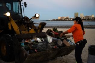 Operativo de limpieza en la playa Ramírez por celebración de I