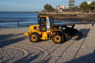 20250203dicimouyplr0038.jpg Operativo de limpieza en la playa Ramírez por celebración de I