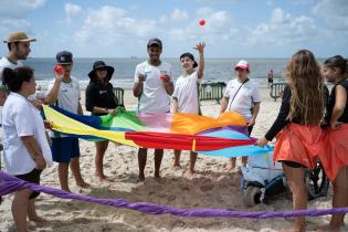 Actividades de verano para personas con discapacidad en playa de