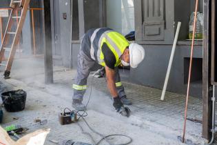 20250217dicimouyvc0005.jpg Inicio de trabajos de mantenimiento en parada de ómnibus de la