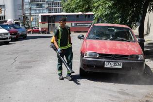 Tareas de limpieza en calle Charrúa desde Bv. Gral. Artigas hac