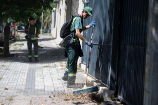 Tareas de limpieza en calle Charrúa desde Bv. Gral. Artigas hac