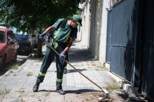 Tareas de limpieza en calle Charrúa desde Bv. Gral. Artigas hac