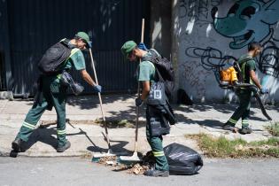 Tareas de limpieza en calle Charrúa desde Bv. Gral. Artigas hac