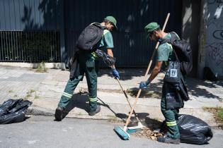 Tareas de limpieza en calle Charrúa desde Bv. Gral. Artigas hac