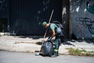 Tareas de limpieza en calle Charrúa desde Bv. Gral. Artigas hac