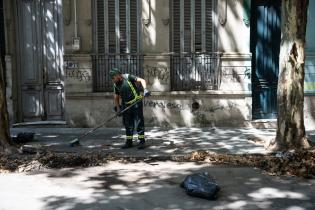 Tareas de limpieza en calle Emilio Frugoni e Isla de Flores