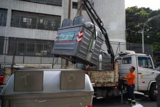 20250227dicimouyplr0006.jpg Reubicación de contenedores por asunción presidencial