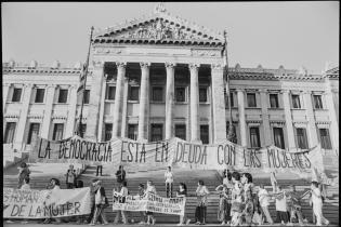 Marcha. Palacio Legislativo, Montevideo, 8 de marzo 1997. Fotografía analógica. Foto: Ana Casamayou.