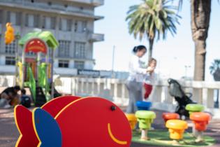  Juegos infantiles en la plaza Tomas Gomensoro 