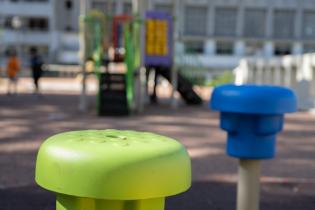  Juegos infantiles en la plaza Tomas Gomensoro 