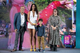 Entrega de menciones de los conjuntos ganadores del Desfile Ofic Entrega de menciones de los conjuntos ganadores del Desfile de Escuelas de Samba