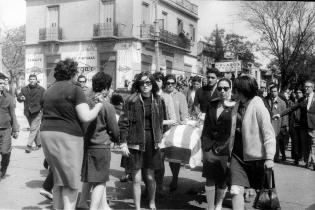  Sepelio de la estudiante Susana Pintos, asesinada por la Policía en la represión a una manifestación estudiantil. Avenida Burgues y Bulevar José Batlle y Ordóñez, 22 de setiembre de 1968