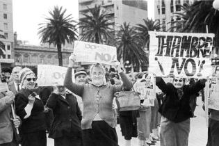  Movilización en reclamo de aumento de las jubilaciones. Plaza Independencia, 1964.