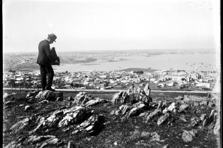 Carlos Ángel Carmona. Cerro de Montevideo. Al fondo: Bahía de Montevideo.