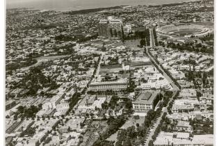 Vista aérea de Montevideo. Al centro, de izquierda a derecha, la parroquia Nuestra Señora de los Dolores (Tierra Santa), el edificio Sacre Cour y el Instituto Crandon. Al fondo, el Hospital de Clínicas Dr. Manuel Quintela y el estadio Centenario