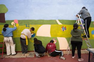 Pintada de mural en Centro Rumbos